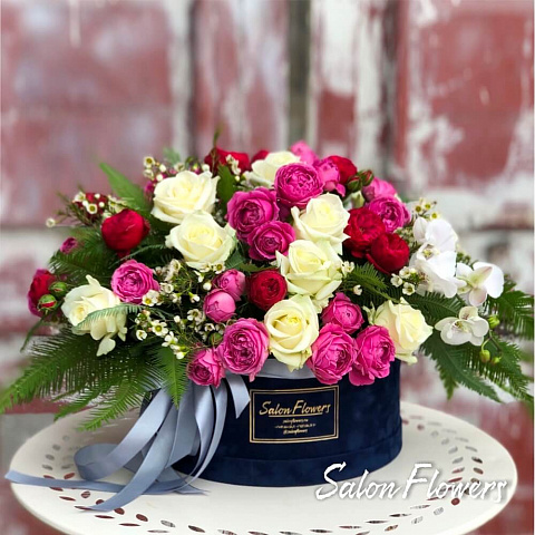 Букет "Саманта" в бархатной коробке из орхидей и роз