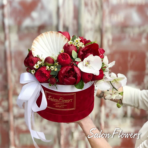 Букет "Мелоди" в бархатной коробке из пионов, роз и орхидеи