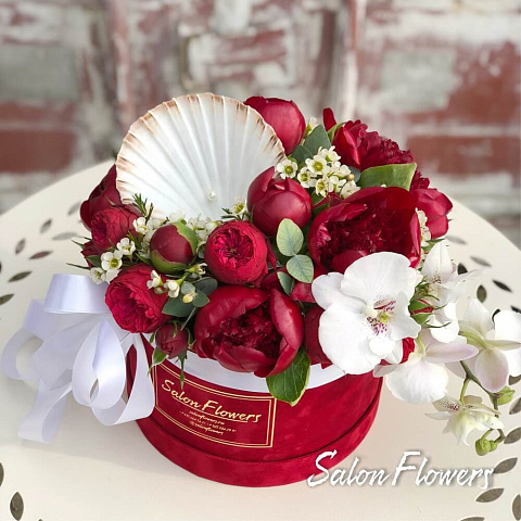 Букет "Мелоди" в бархатной коробке из пионов, роз и орхидеи