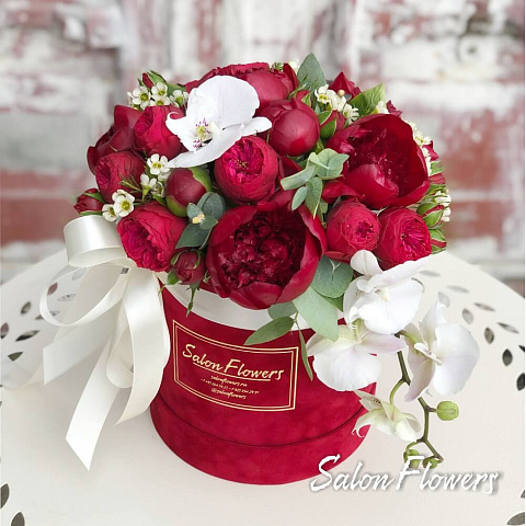 Букет "Лиана" в бархатной коробке из пионов, роз и орхидеи
