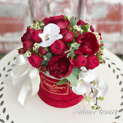 Букет "Лиана" в бархатной коробке из пионов, роз и орхидеи
