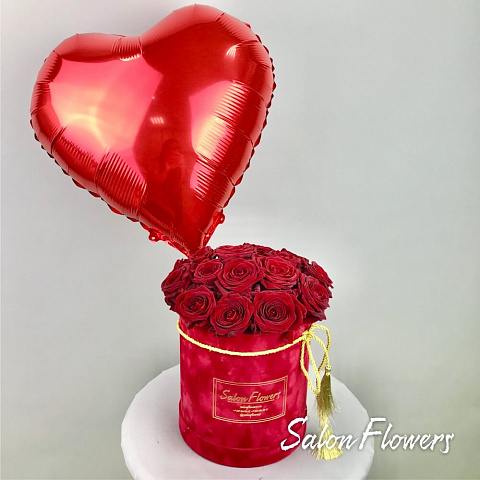 Букет  роз "От всего сердца" в бархатной коробке с шаром (19 шт.)