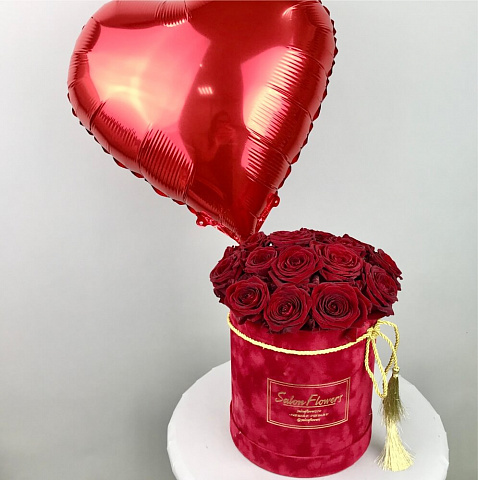 Букет  роз "От всего сердца" в бархатной коробке с шаром (19 шт.)