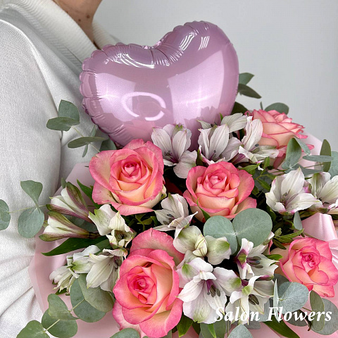 Букет "Валентинка" из альстромерий и роз с шаром