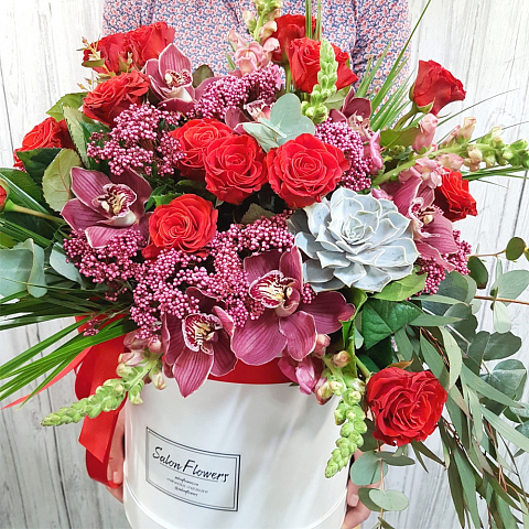Букет "Модена Мега" в шляпной коробке из роз, орхидей и маттиол