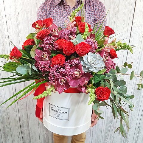 Букет "Модена Мега" в шляпной коробке из роз, орхидей и маттиол