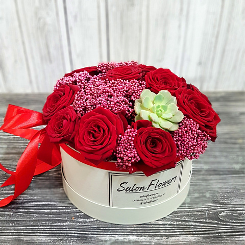 Букет "Ред Флип" в шляпной коробке из роз, озотамнусов и эхеверии 